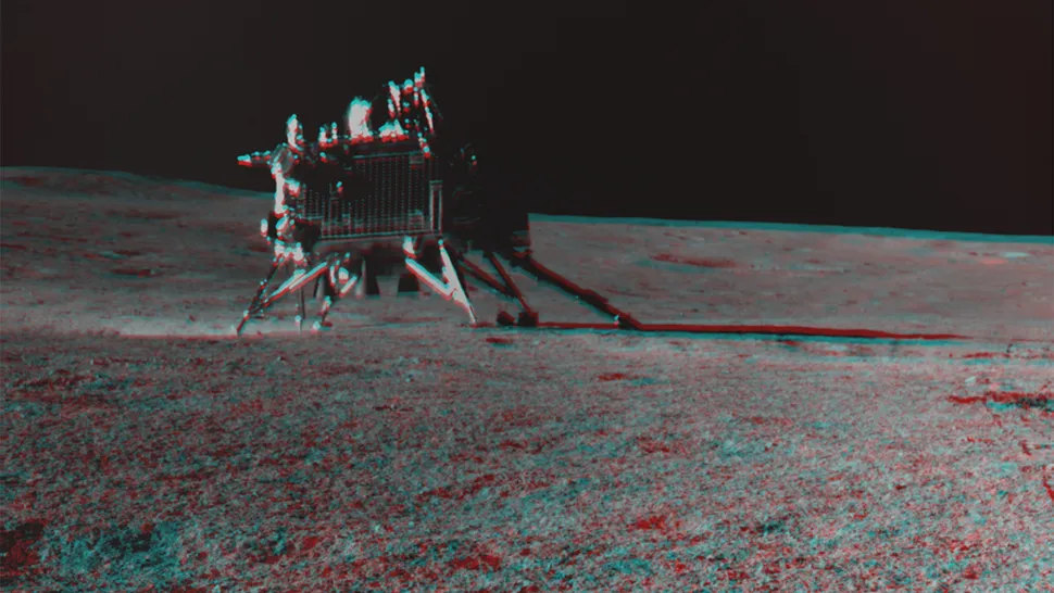 Η σεληνάκατος της αποστολής Chandryaan-3 καταγράφεται από τις κάμερες του rover, οι οποίες αποτελούνται από αριστερή και δεξιά εικόνα. Σε αυτήν την εικόνα 3 καναλιών, η αριστερή εικόνα τοποθετείται στο κόκκινο κανάλι, ενώ η δεξιά εικόνα τοποθετείται στο μπλε και πράσινο κανάλι (δημιουργώντας κυανό). Η διαφορά προοπτικής μεταξύ αυτών των δύο εικόνων έχει ως αποτέλεσμα το στερεοφωνικό εφέ, το οποίο δίνει την οπτική εντύπωση τριών διαστάσεων. Τα κόκκινα και κυανό γυαλιά συνιστώνται για προβολή σε 3D.