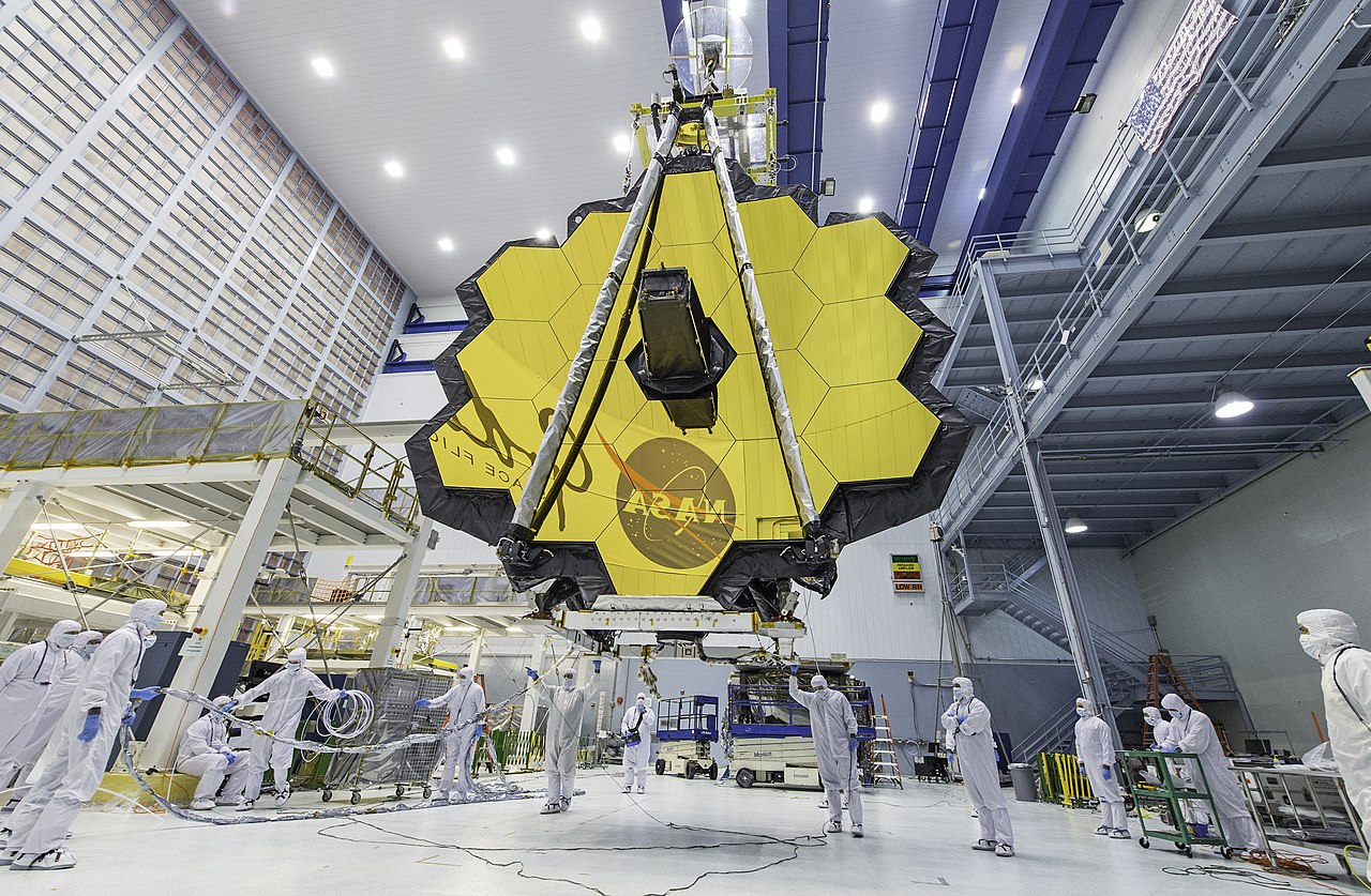 Το κεντρικό κάτοπτρο του Webb όταν ετοιμαζόταν από τους τεχνικούς στο Goddard Space Flight Center της NASA s (εικόνα: NASA/Desiree Stover)