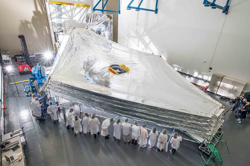 Η ηλιακή ασπίδα του Webb, πλήρως ανεπτυγμένη κατά τις δοκιμές το 2014.  (εικόνα: NASA/Goddard Space Flight Center)